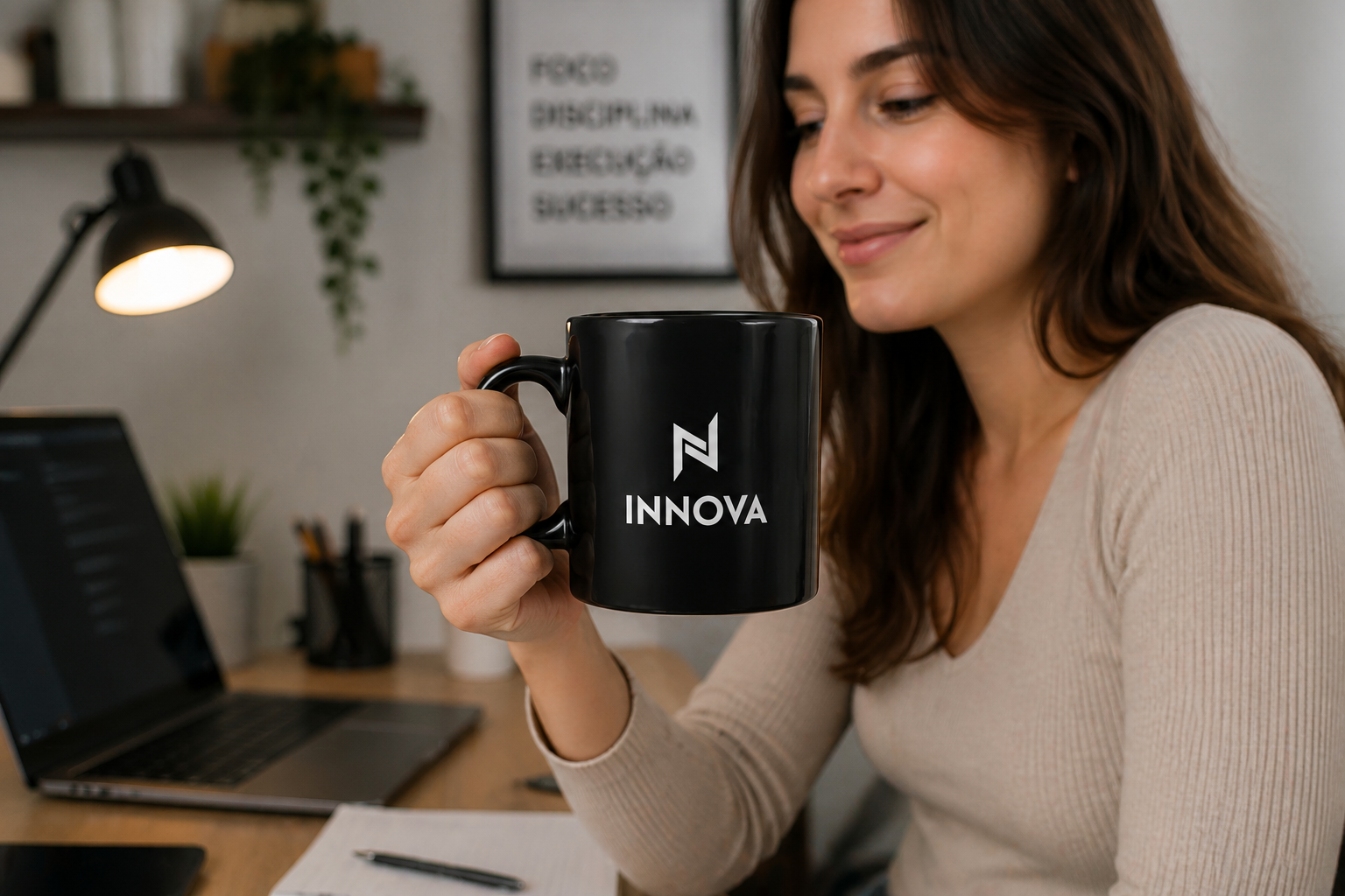 Colaboradora segurando caneca Innova em ambiente de home office