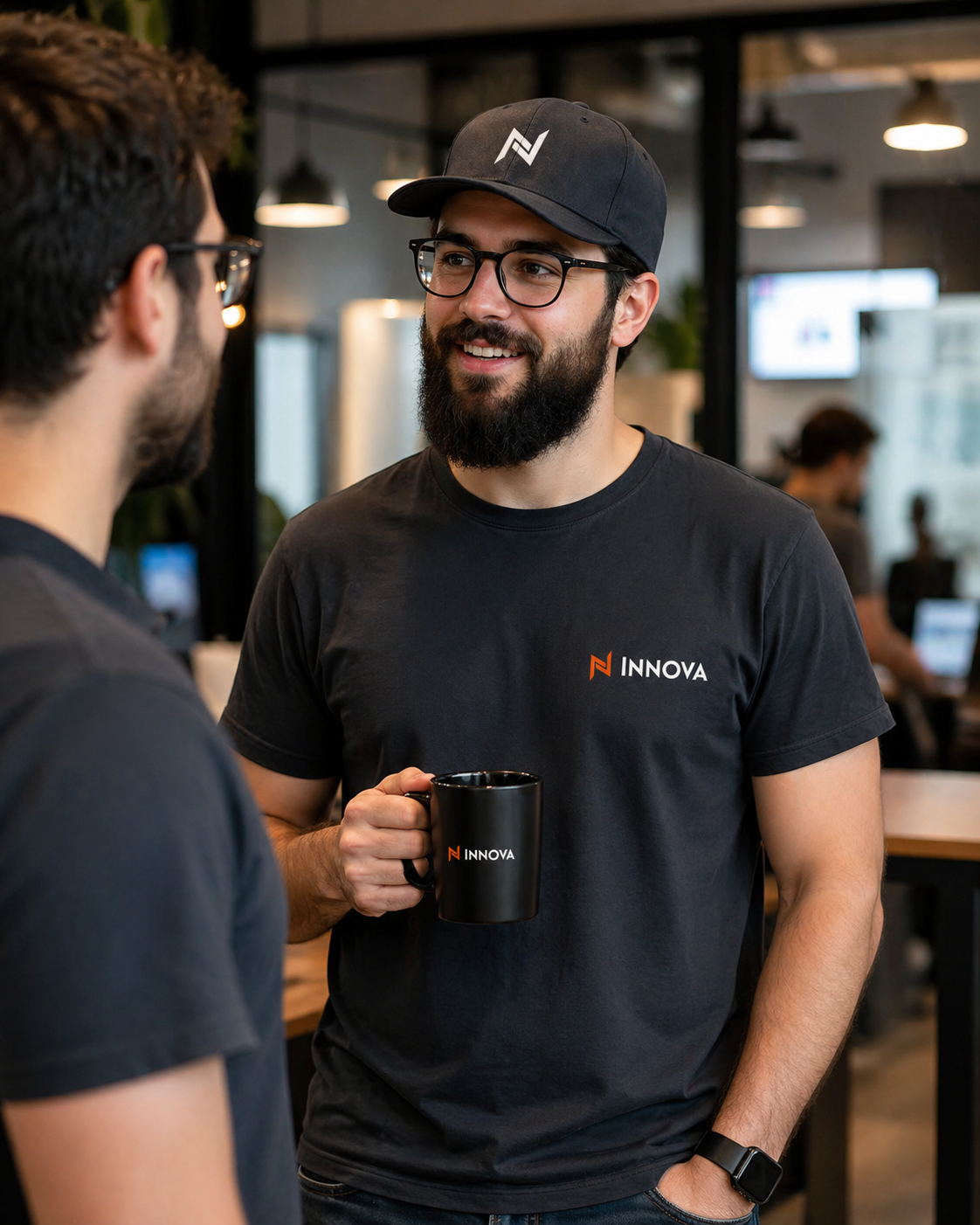 Colaborador com camiseta preta e boné Innova segurando caneca da marca